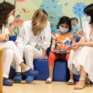 Foto all'interno dell'ospedale di un colloquio fra psicologhe e familiari.