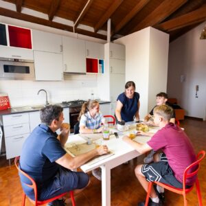 Foto di una famiglia a tavola