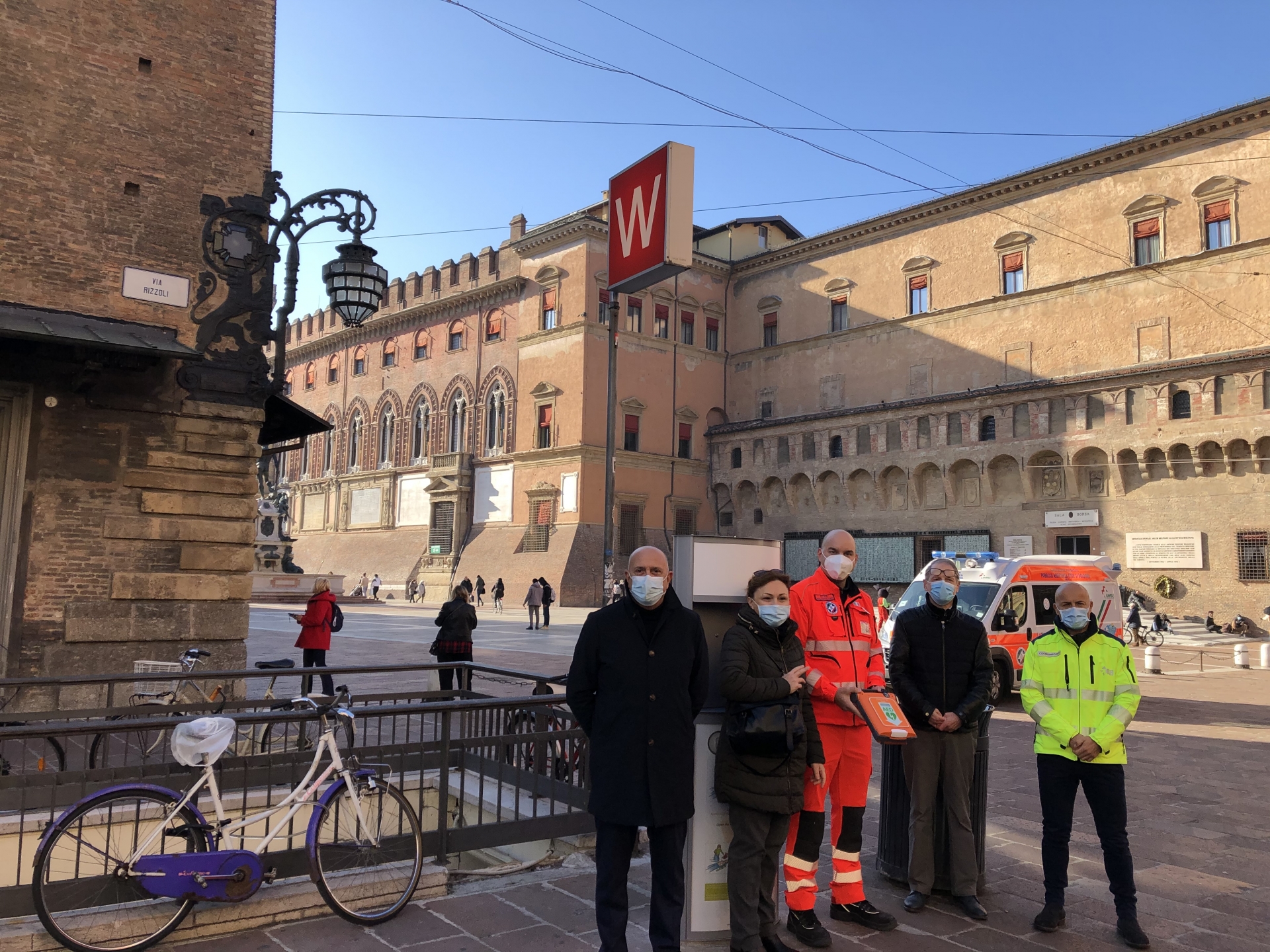 Installato il primo Defibrillatore semiautomatico (DAE) frutto del progetto Bologna Città Cardioprotetta