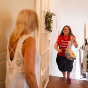 una volontaria consegna un kit spesa